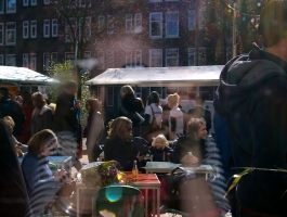   Ambachtelijke markt in voorjaarszon  